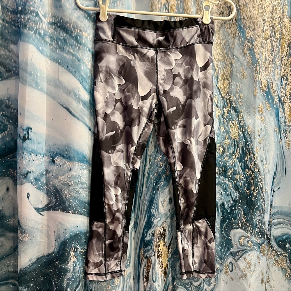 Women’s Kyodan Workout Capri Pants Small Back Pocket Gray Black Leggings